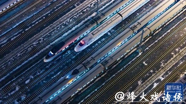 动车底藏着多少春运秘密？他们手电照过的地方，都是回家的路